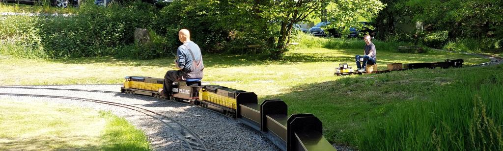 Weitere Züge rollen auf die Anlage zu