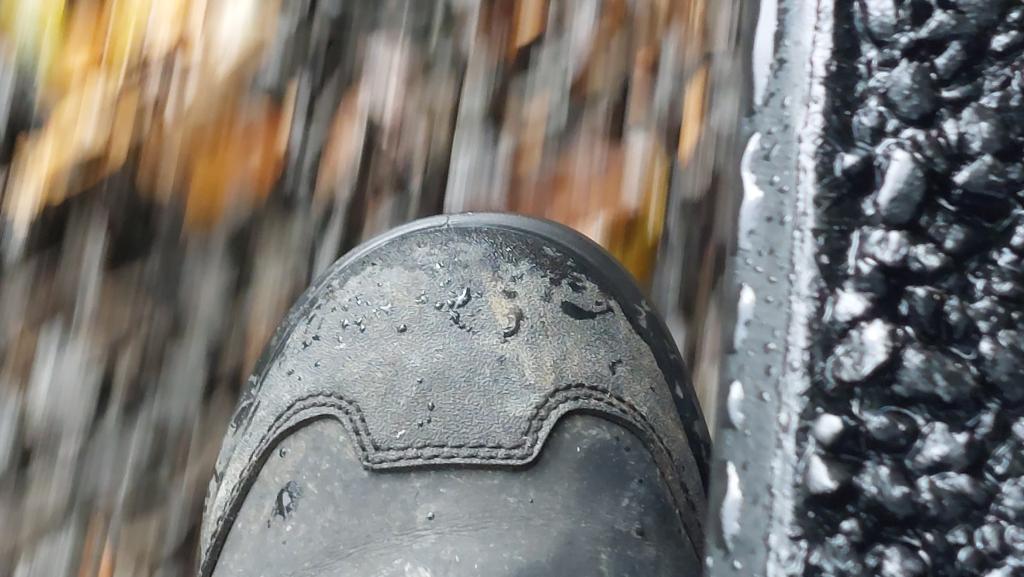 Über der Strecke schwebender Lokführerschuh