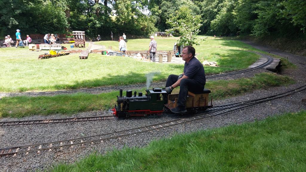 Dampflok mit Kranwagen im Bauzug im Hintergrund