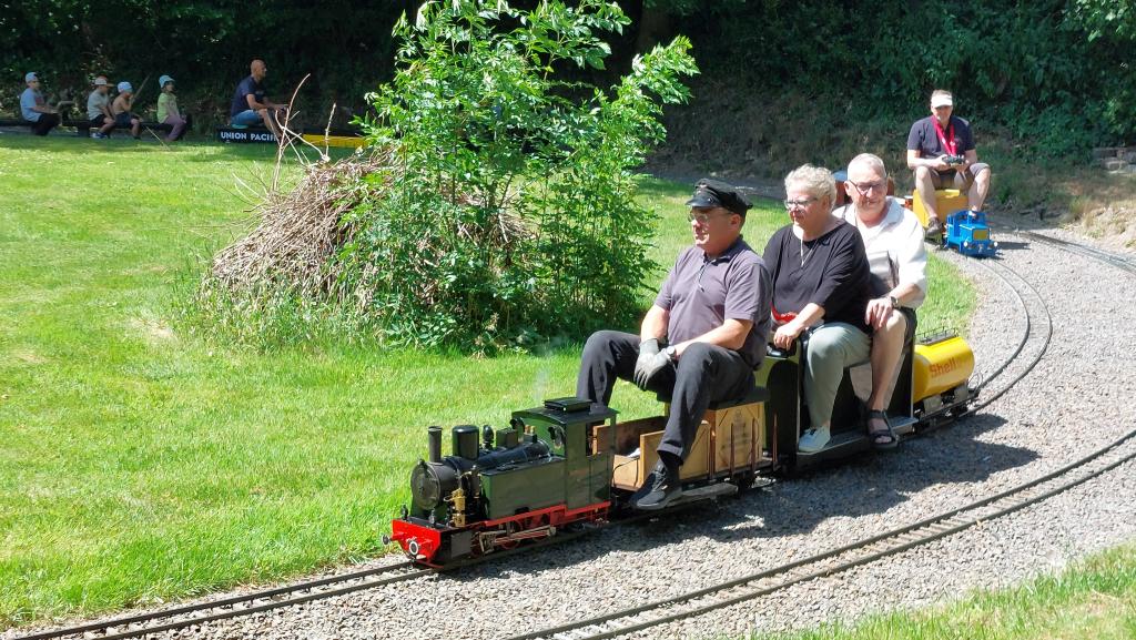 Züge fahren vorbei
