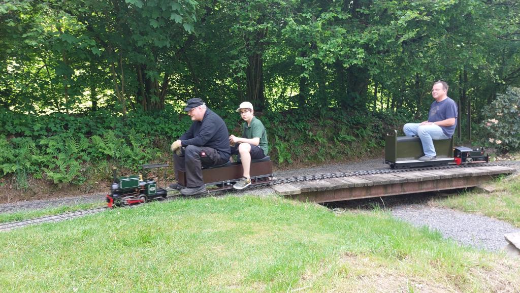 Die Satteltanklok wird von der Reichsbahn-Köf verfolgz