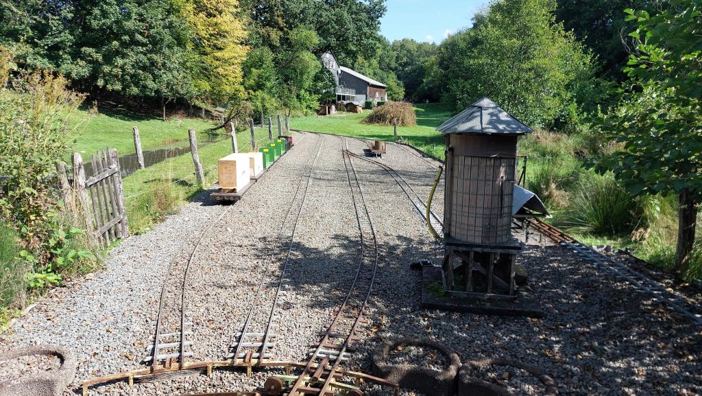 Zug im Bahnhof Ponnyhof