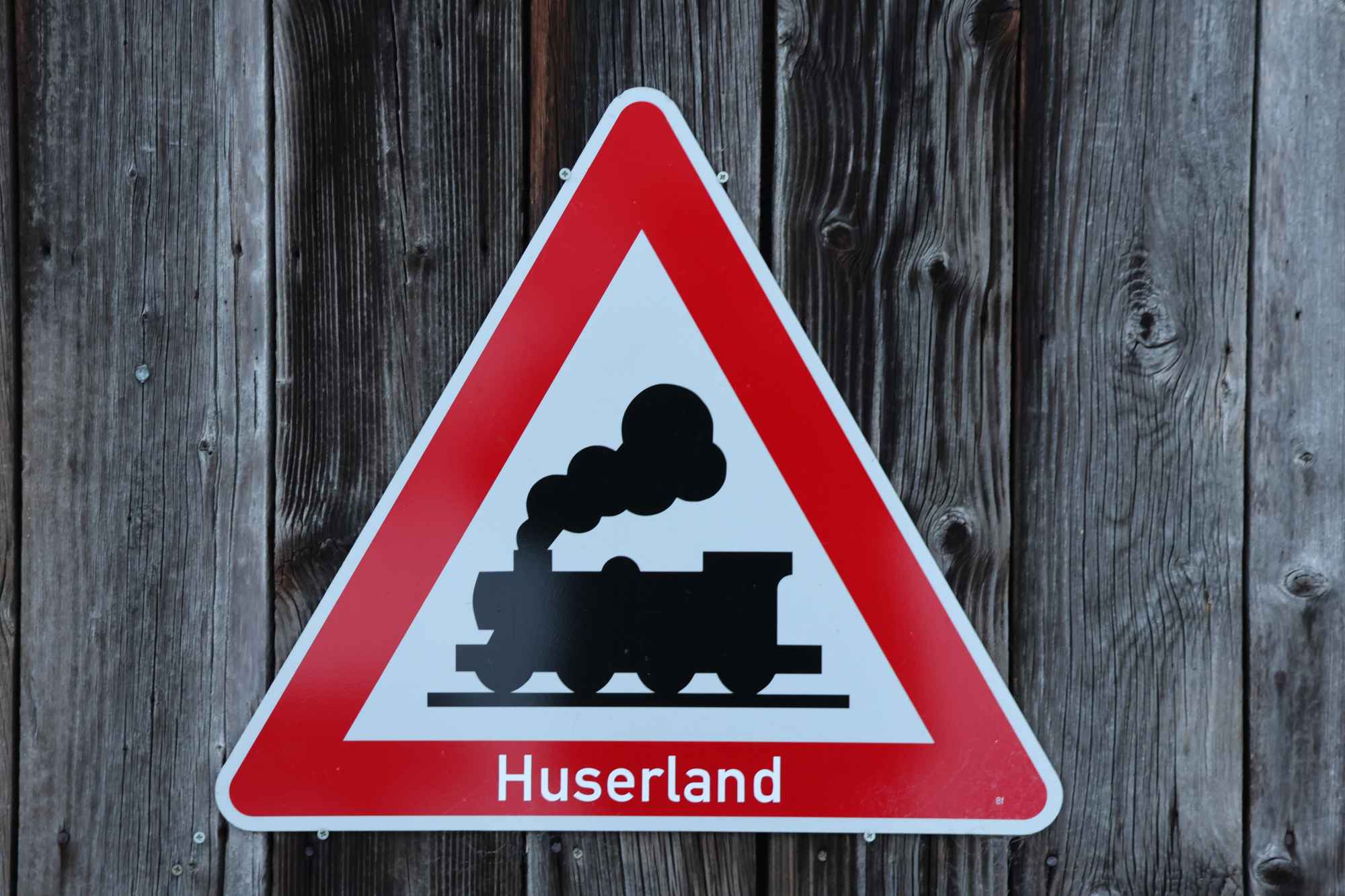 Schild Achtung Bahnübergang mit Dampfloksymbol