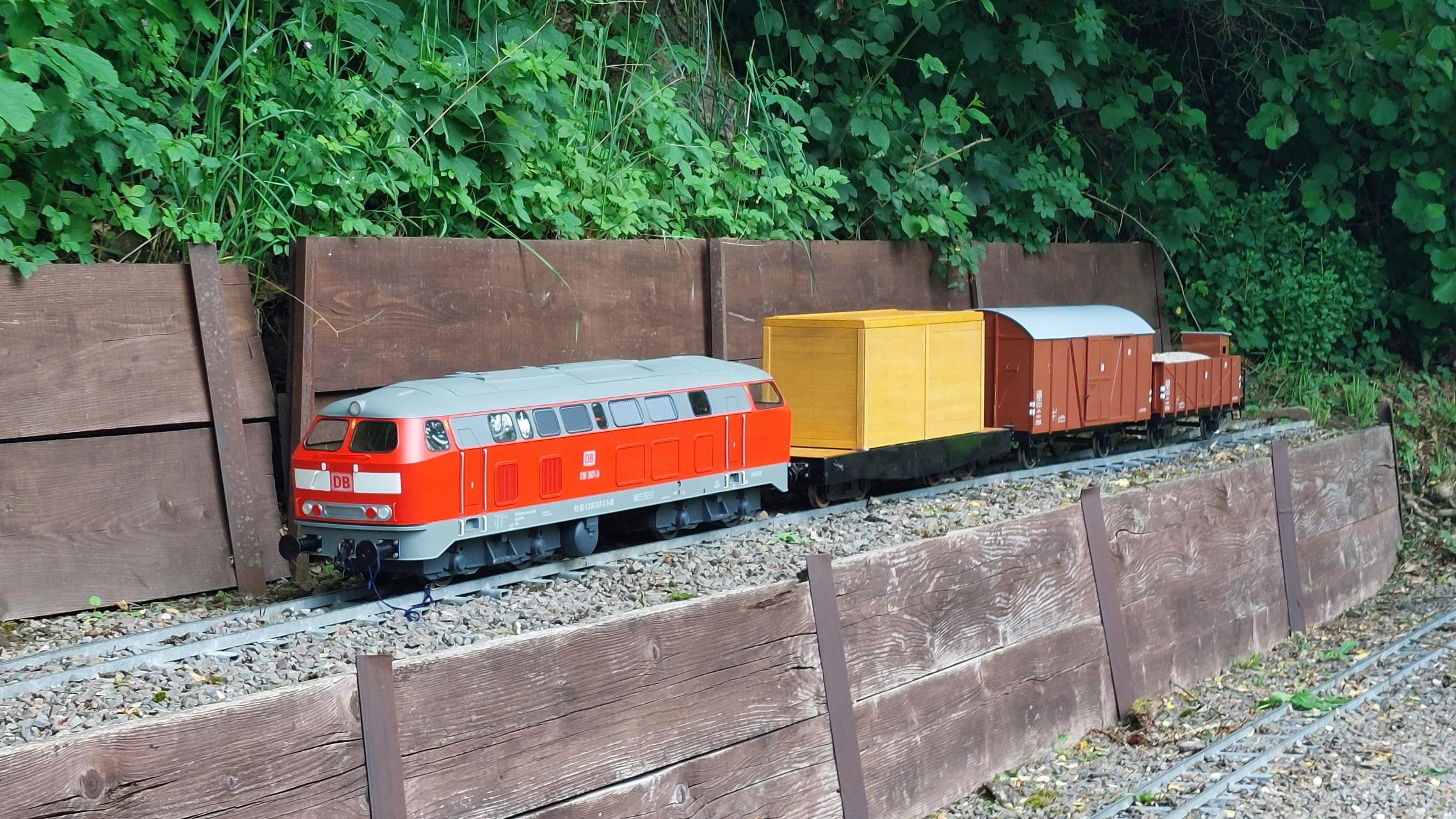 Eine BR218 Diesellok abgestellt mit einem Kurzzug